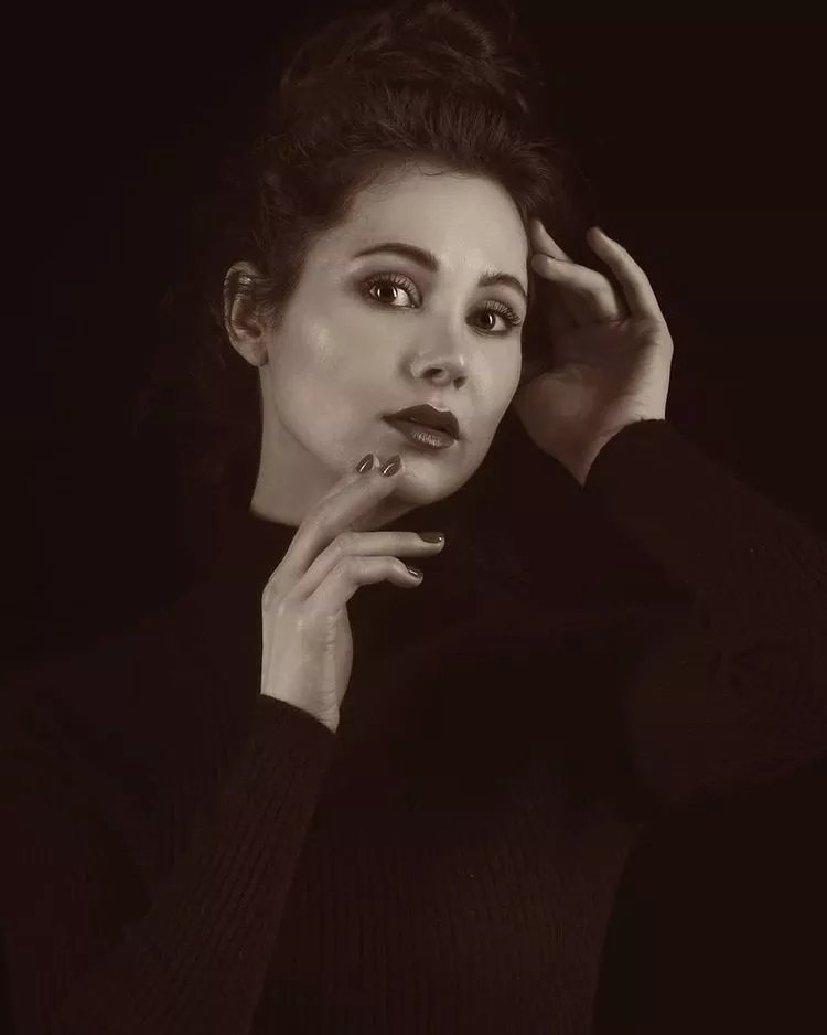 Gwiazda disco polo w zmysłowej sesji. Artystka śmiało rozpięła bluzkę!!
